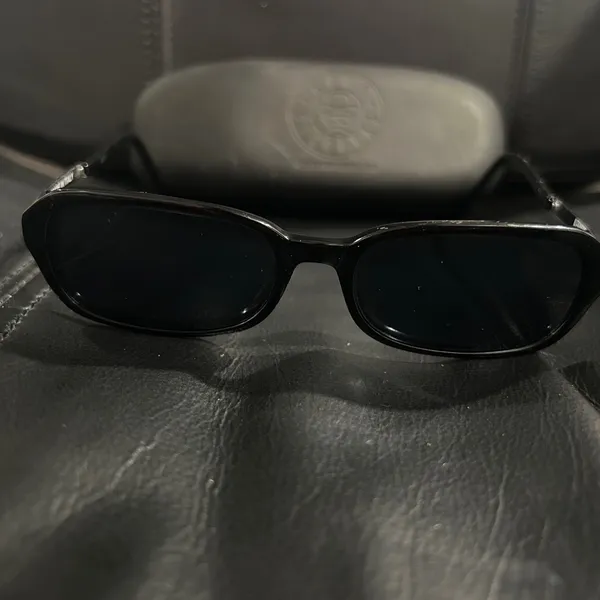 Elegant Black Sunglasses - Image 2