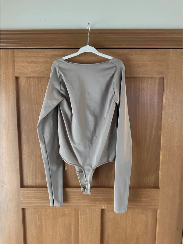 SKIMS Essential Scoop Neck Long Sleeve Bodysuit Beige Tan Women’s XXS / XS - Image 5