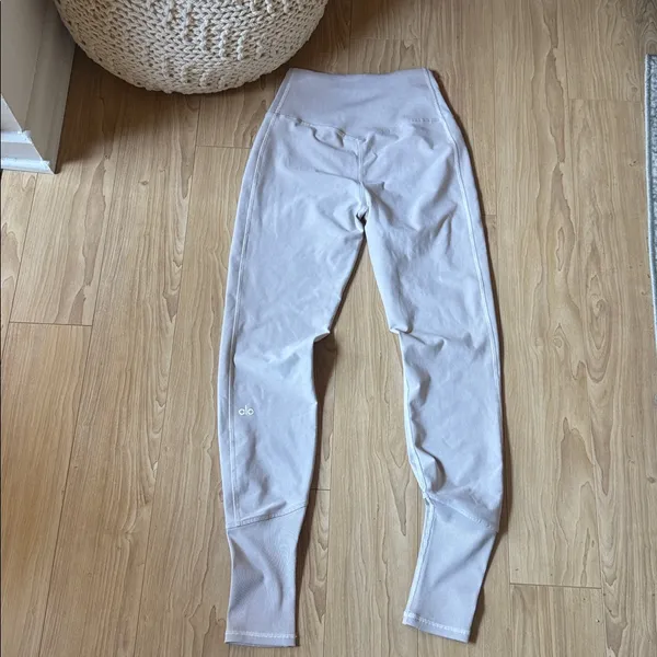 ALO Yoga Light Gray Ribbed Leggings - Image 3