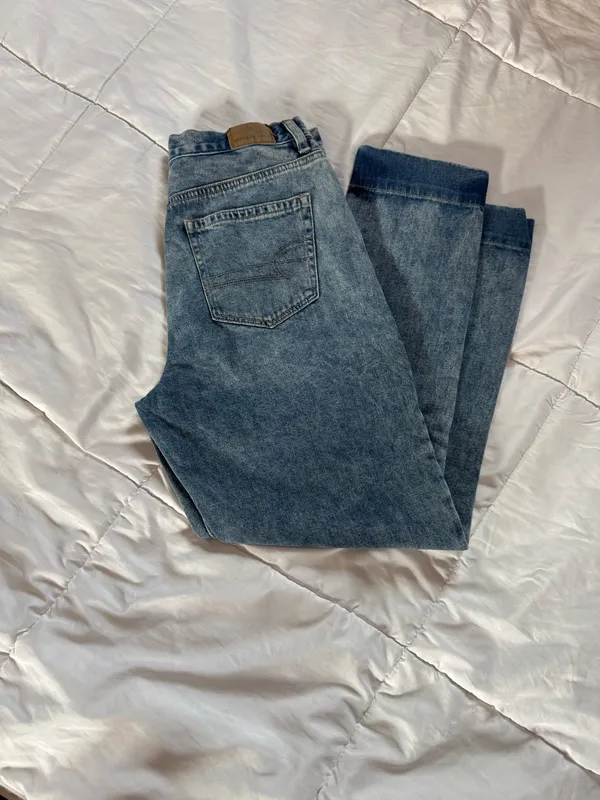 Tags: mom jeans, high rise jeans, light wash denim, casual, trendy, women’s jeans, American Eagle, size 4. - Image 3
