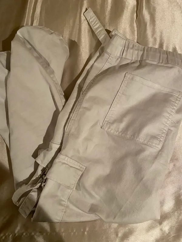 white cargos Size L - Image 3