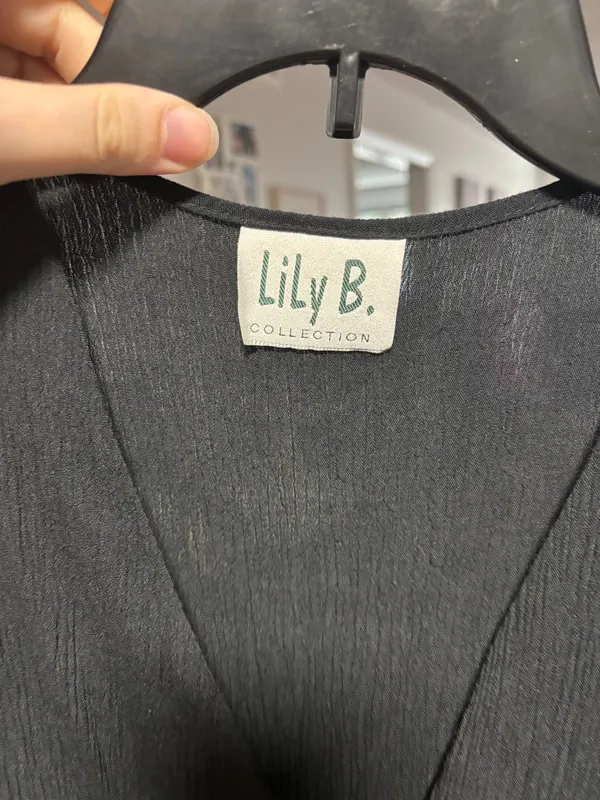 Button down sleeveless top Black Size actual size unknown, fits like a medium - Image 3