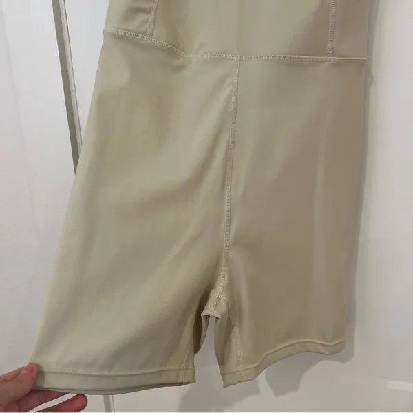 Set Active Shorty Suit in Oat Milk - Image 4