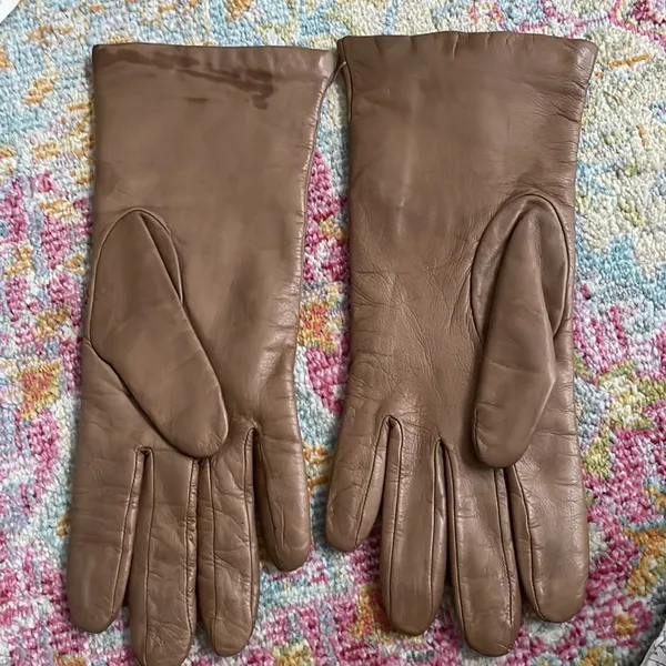 Leather gloves in nice condition some staining on one glove Size 8 - Image 2