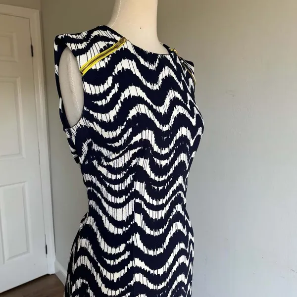 Madison Leigh Navy Blue White Chevron Print Sleeveless Sheath Dress - Image 7