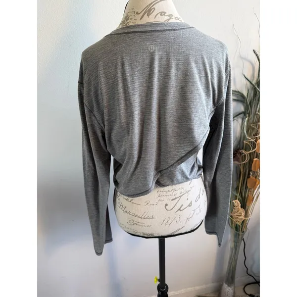 Lululemon Grey Long Sleeve Mesh Back Tulip‎ Hem Cropped Yoga Top Size 6 - Image 2