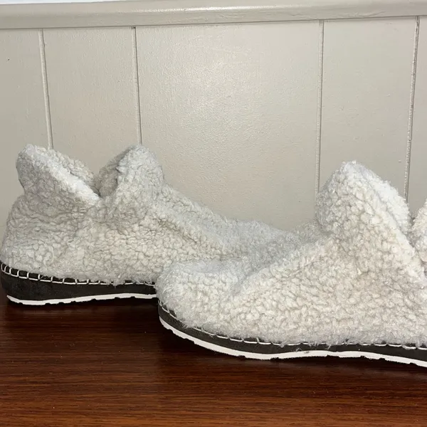 L.L. Bean women’s Sherpa slippers size 10 medium - Image 10