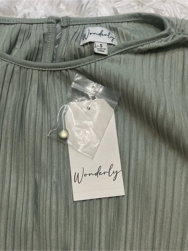 Wonderly Elbow Sleeve Plisse Bubble Top moss light green blouse woman’s S small - Image 5
