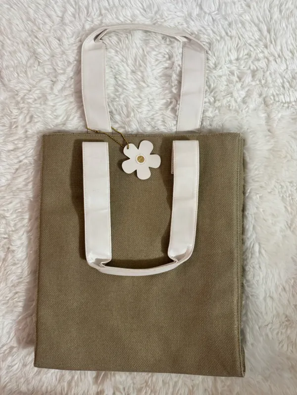 Marc Jacobs Daisy Beige Canvas Tote with White Handles and Daisy Charm - Image 13