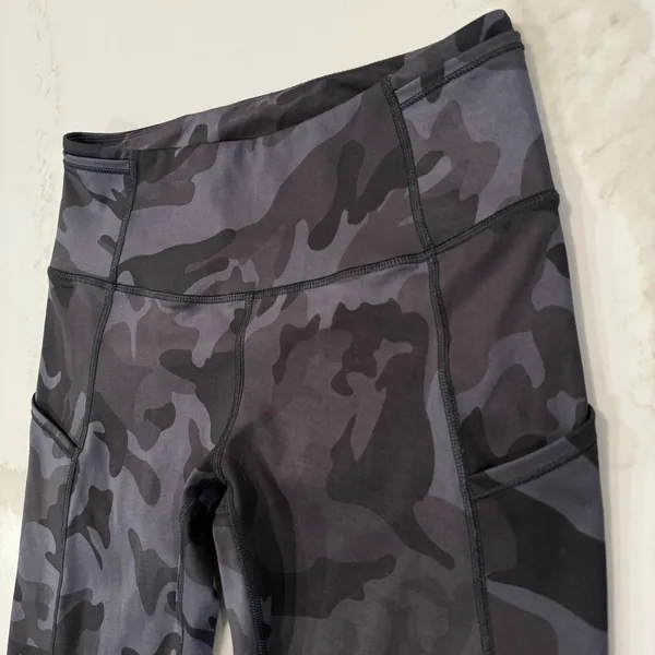 Lululemon Fast & Free High Rise Crop Leggings Women’s 6 Gray Camo Reflective Gym - Image 4