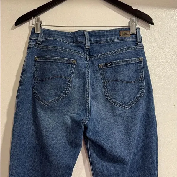 Lee Women's Straight Leg Blue Jeans EUC - Image 2