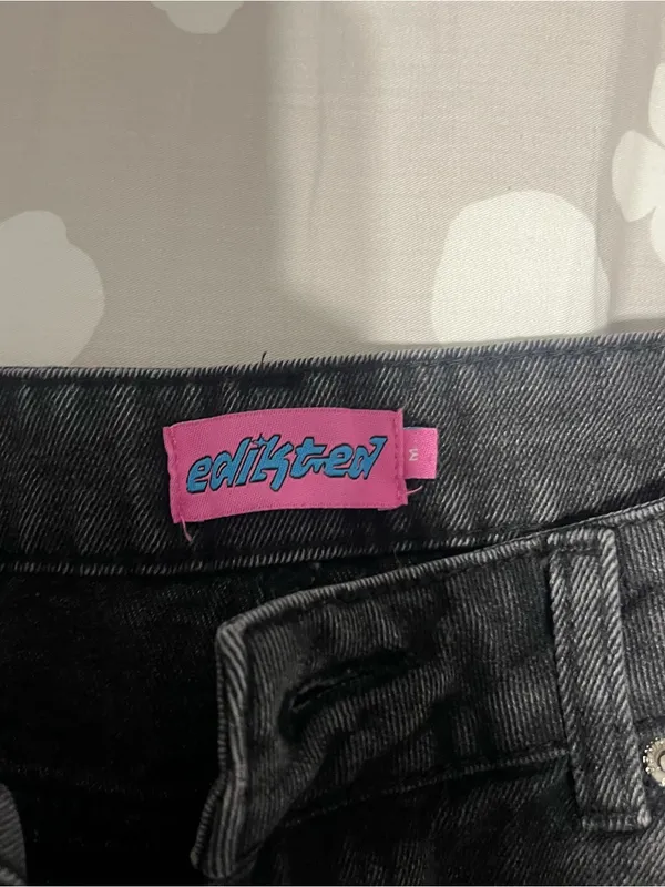 Edikted Black Wide-Leg Cropped Jeans with Subtle High Waist - Image 2