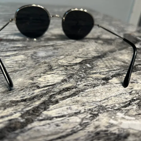 Stylish Round Black Sunglasses - Image 5