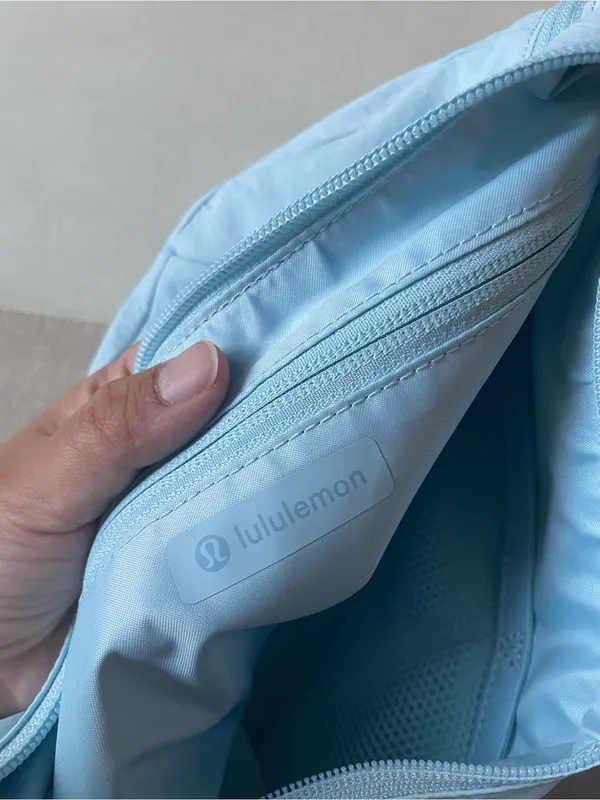 Lululemon Slouchy Sling Bag 6L - Foam Cloud - Image 11