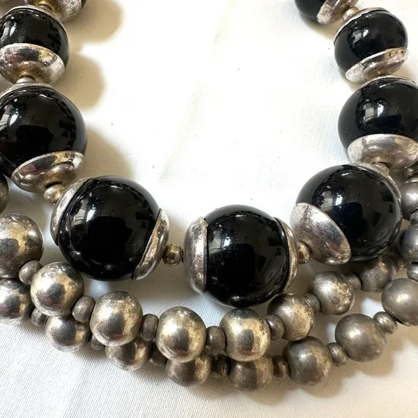 Black and silver tone beaded necklace - Image 5