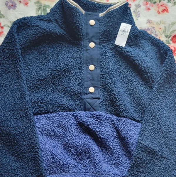 Old Navy NWT Long-Sleeve Oversized Two-Tone Sherpa Sweatshirt for Women - Image 2