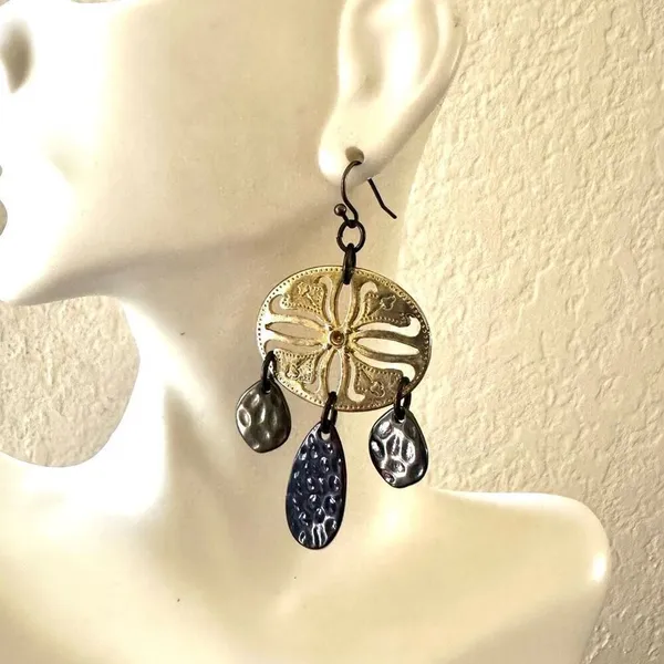 Gold tone drop earrings - Image 4