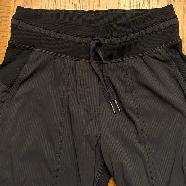 Lululemon‎ Dance Studio Crop 25" Cinchable Hem Mid-Rise Pants in Black Size 2 - Image 10