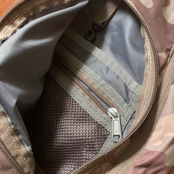 Eddie Bauer camo crossbody bag small - Image 4