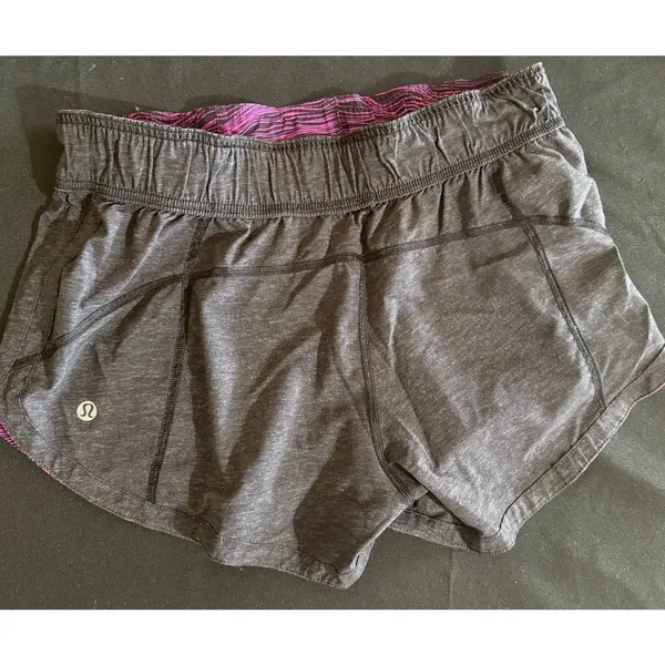 Fantastic Lululemon Hotty Hot Reversible Shorts Size 4 - Image 4