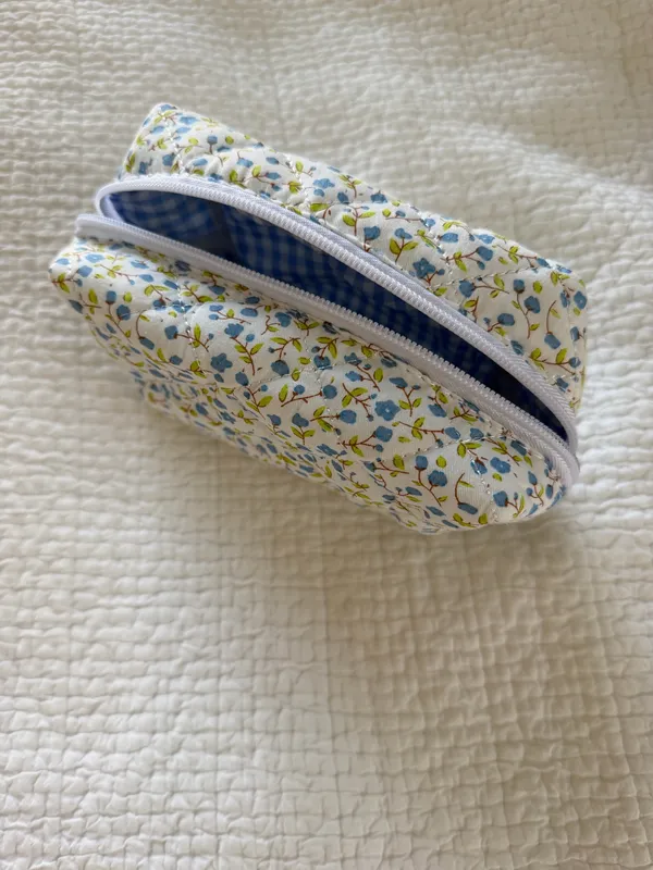 floral quilted makeup bag Blue - Image 2