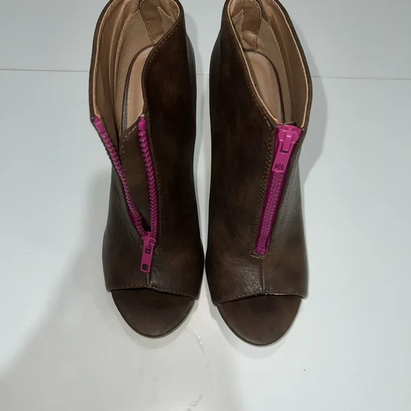 Michael Antonio Brown Heeled Boots with Pink Zipper - Image 2