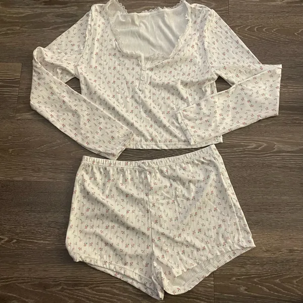 Amazon NWT Boutique Ditsy Floral Knitted Long-Sleeved Pajamas & Shorts Set. Size Medium - Image 7