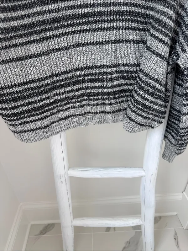 Billabong Gray & Black Open Knit Striped Crewneck Sweater Size Medium - Image 6
