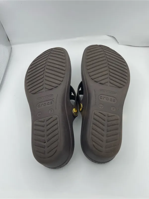 Crocs Sanrah brown gold medallion wedge sandals flip flop slide women's Size 7 - Image 9