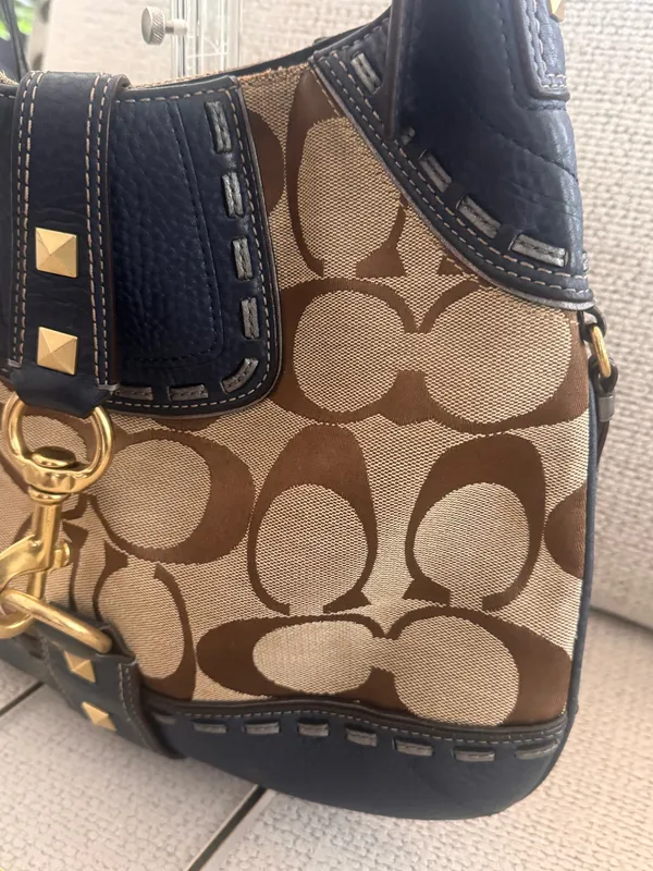 Vintage Coach Hamptons Blue Leather & Jacquard Signature Studded Hobo Shoulder bag. - Image 9