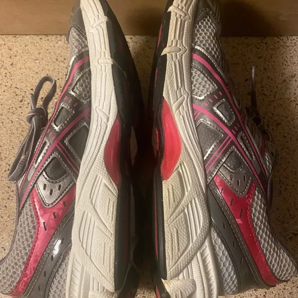 ASICS women's sneakers size 8 gray and red. - Image 4