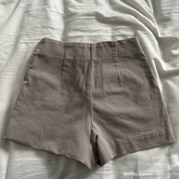 Aritzia Wilfred High Waist Tan Shorts *NEEDS REPAIR* - Image 2