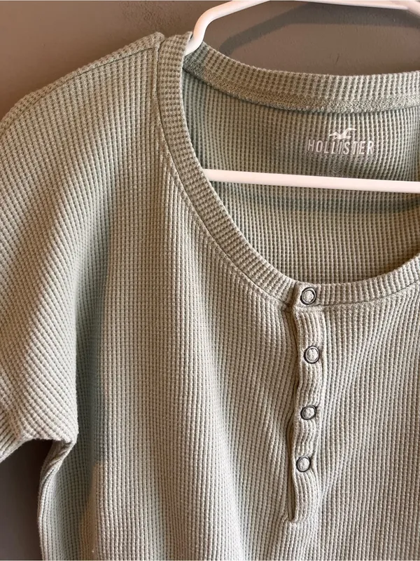 Hollister Ribbed Henley Long Sleeve Cropped Top in Sage Green Size Small - Image 4