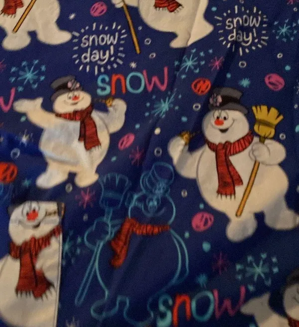 Woman’s Frosty the Snowman scrub top size medium - Image 2