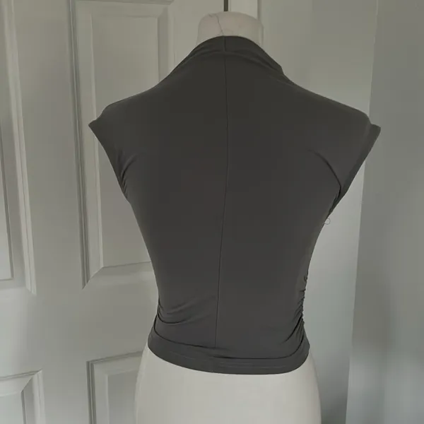 Cute Trendy Fitted Gray Sleeveless Mock Neck Top - Image 5