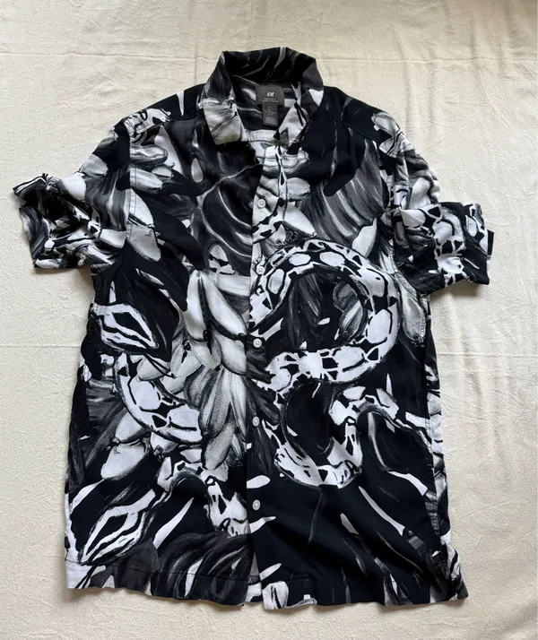 H&M men’s snake print shirt, size small. Trendy, cool - Image 6