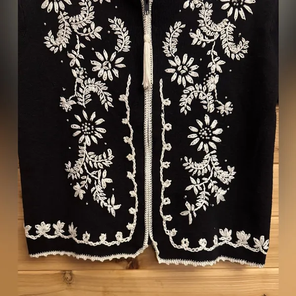Vintage Worthington Small Black White Floral Embroidered Front Zip Cardigan - Image 7