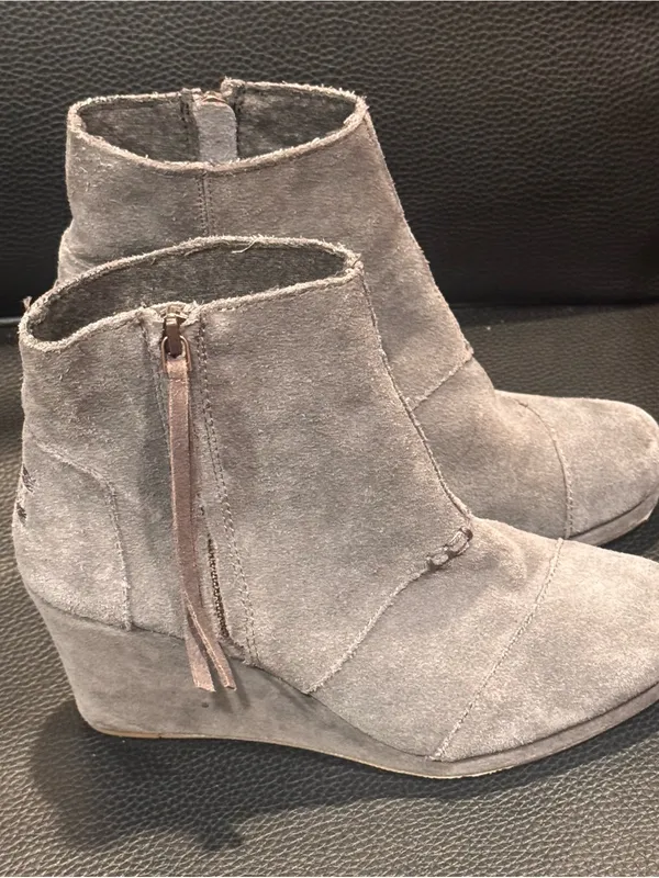Toms suede ankle wedge bootie grey - chic and comfortable for everyday - Image 2
