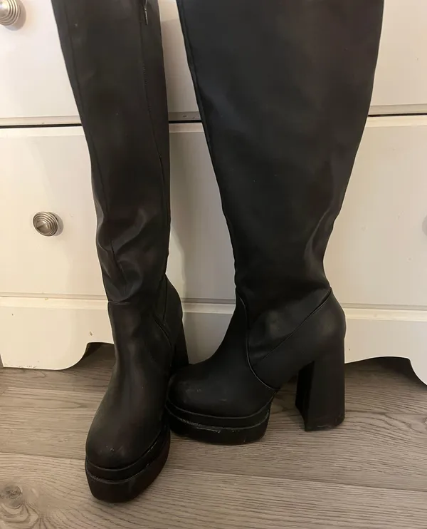 Black Platform Boots Size 8 - Image 4