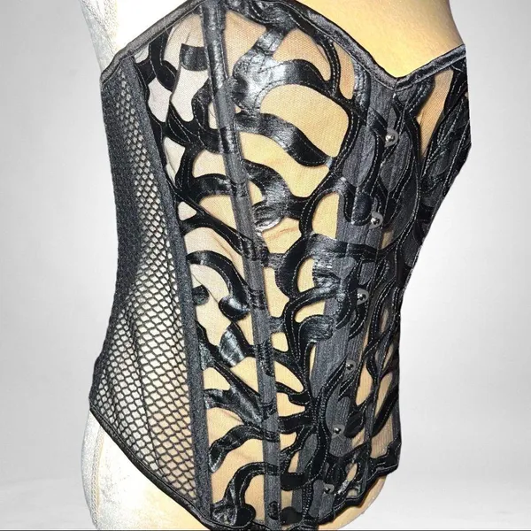 Black ornate leatherette design vintage steam punk style corset with mesh back - Image 7
