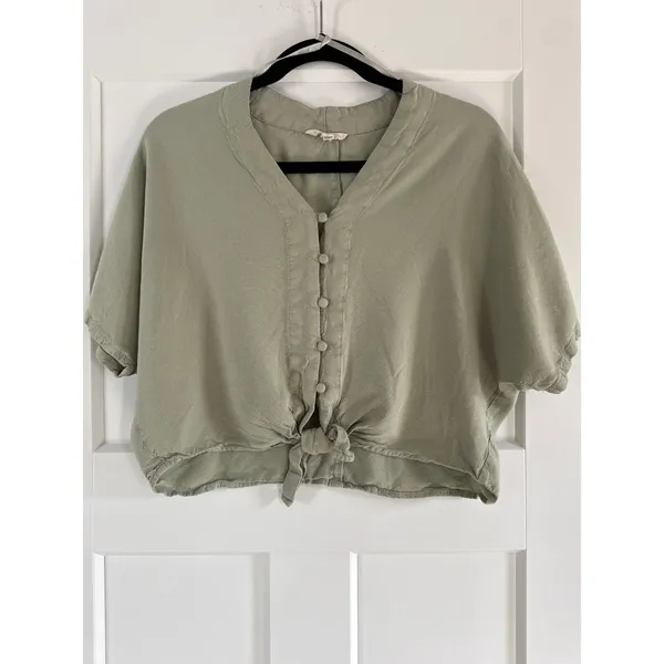 Sim & Sam Sage Green Button Front Tie Hem Cropped Blouse‎ Small - Image 2