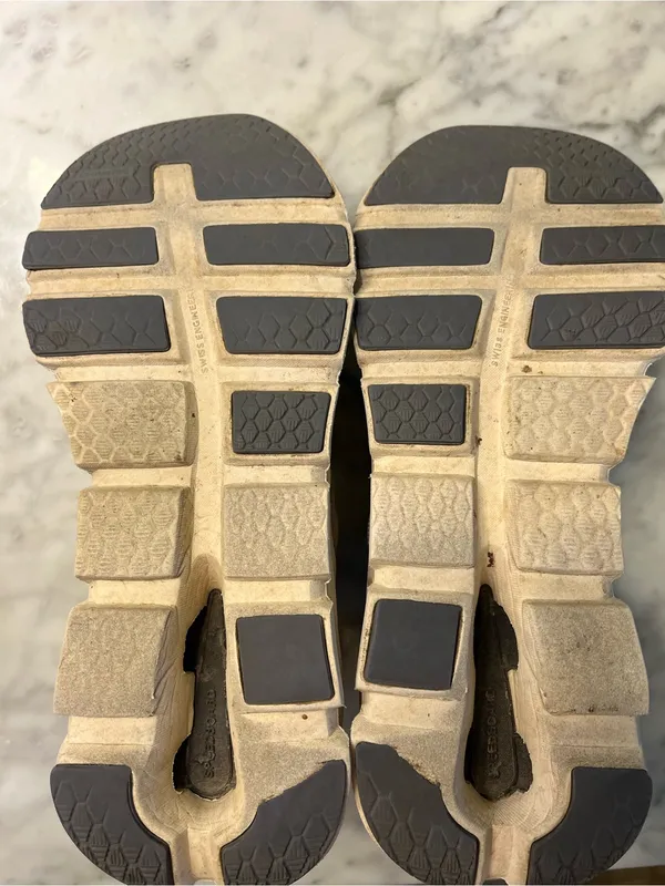 On Running Men's Athletic Shoes in Light Gray with Navy and Orange Accents - Image 9