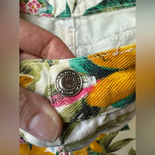 Vintage 90s jungle floral denim cotton jean shorts, size 4/6 - Image 5