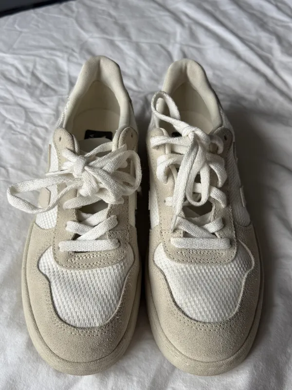 Veja Women's V-10 Sneakers in White and Cream - Image 3