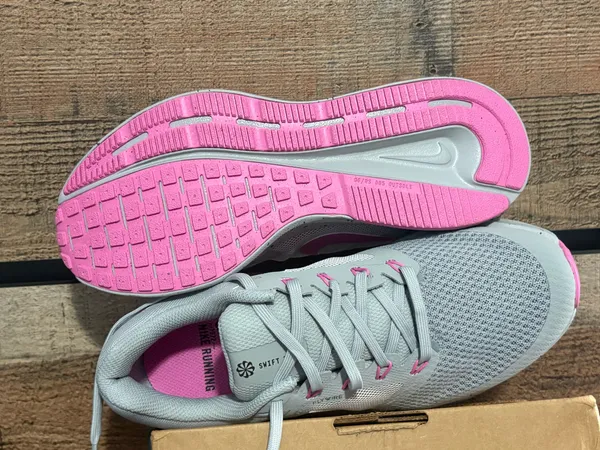 Women’s Nike pink and gray - Image 5