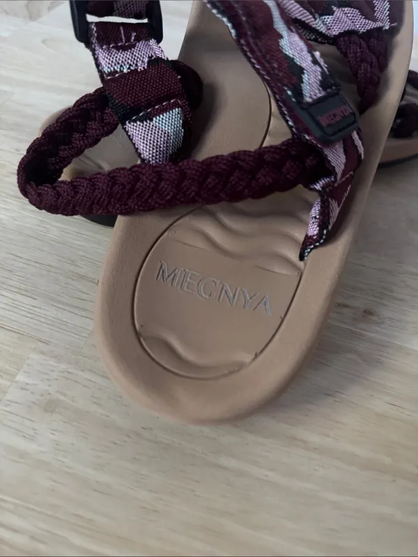 MEGNYA Braided Strap Sandals in Burgundy and Light Pink EUC - Image 4