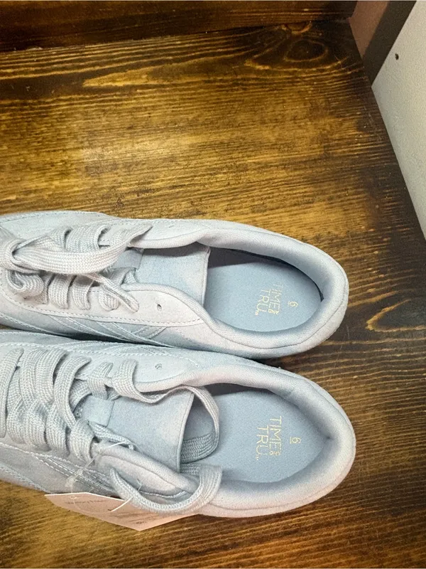 Time and tru pale blue sneakers size 6 - Image 4