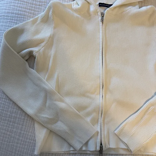 Brandy Melville Sweater - Image 3