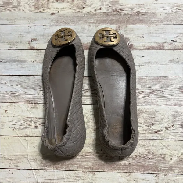 Tory Burch Quilted Minnie Flats Women's Size 8 Dust Storm Gold Logo - Image 4