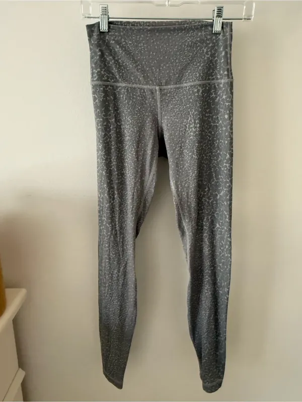lululemon athletica women’s Charcoal Gray Patterned Leggings - Image 3